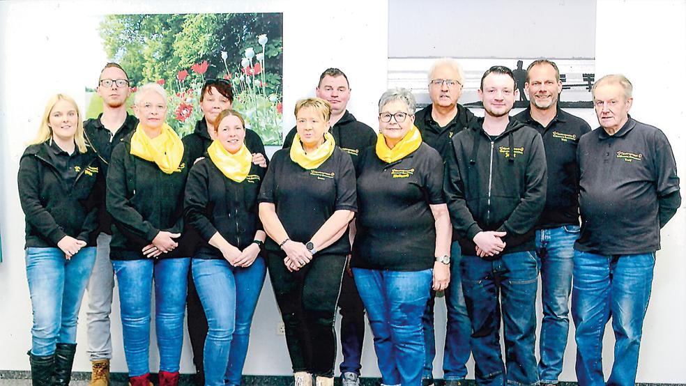 Die Theatergruppe bereitet sich aktuell vor (von links): Anke Müller, Dennis Bosma, Marion Schmid, Anja Oltrop, Beate Barth, Hanne Poelmann, Theo Röhr, Waltraud Dreesmann, Friederich Sap, Joest Busemann, Maic Dreesmann, Roelf Dreesmann. Es fehlen auf dem Foto: Martina Scheer und Frieda Peters.  © Foto: Privat