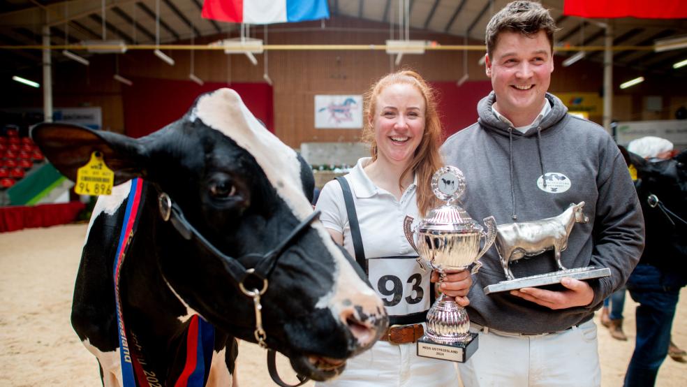 Anna und Tamme Hobbie, Viehzüchter aus dem Wangerland, stehen mit der neuen »Miss Ostfriesland«, der Milchkuh »Pamela«, bei der 42. Excellent-Schau in der Ostfrieslandhalle.  © dpa/Dittrich