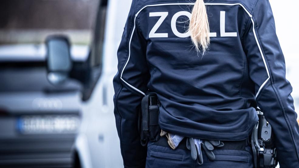 Zollbeamte kontrollierten den Fahrgast eines aus den Niederlanden kommenden Taxis im Gewerbepark Rheiderland in Stapelmoorerheide. © Zoll (Symbolfoto)