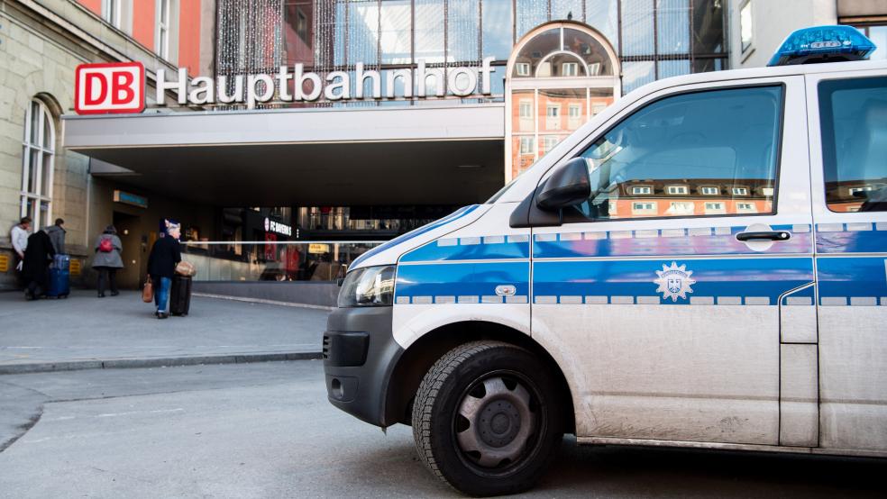 Der per Haftbefehl gesuchte Ostfriese tauchte am Mittwochmorgen gegen 6.45 Uhr auf der Wache der Bundespolizei am Hauptbahnhof in München auf. © Balk (dpa/Symbolfoto)