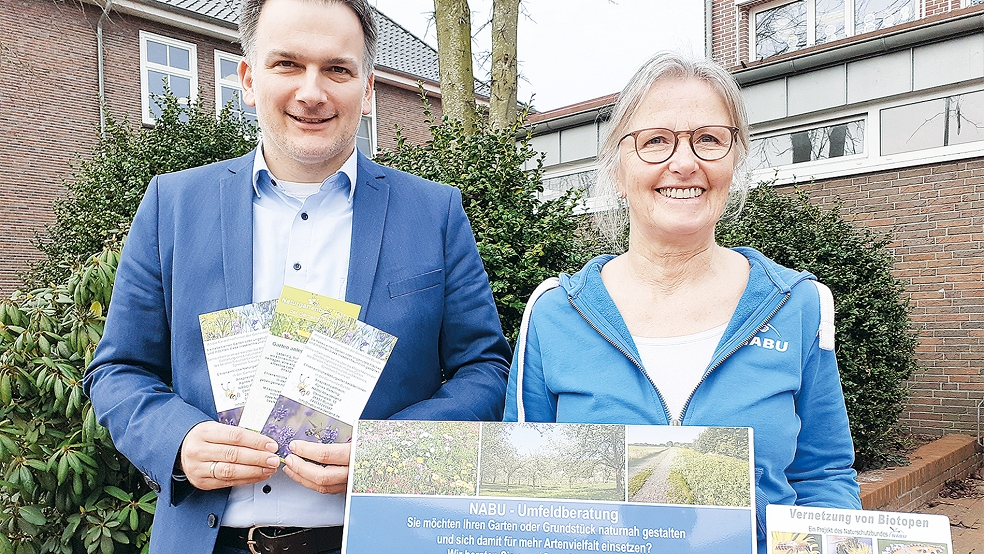 Bürgermeister Uwe Sap und Agnes Ratering vom Nabu stellten das Angebot der Naturgartenbeauftragten vor.  © Foto: Berents