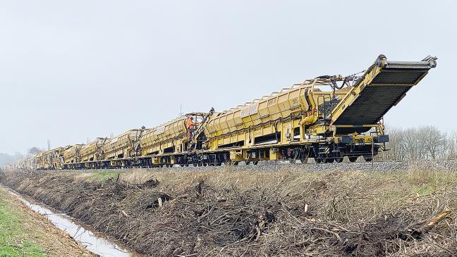 Kolossale Waschmaschine auf Schienen