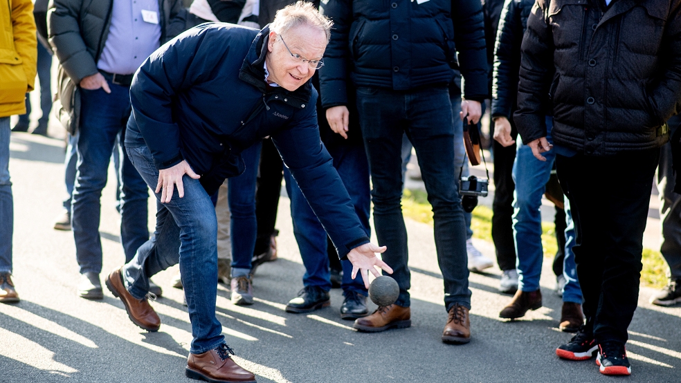 Ministerpräsident Stephan Weil war in Aurich zu Gast beim Landschaftsboßeln. © Foto: dpa/Dittrich