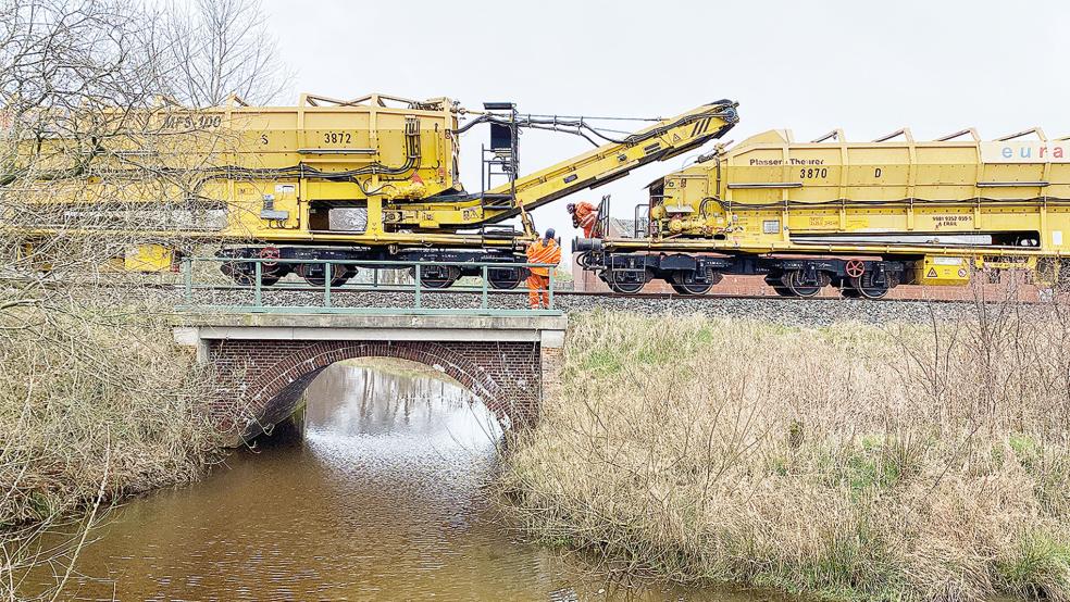 Rendezvous über dem Dwarstief. Die »Schotterwaschmaschine« (links) übergibt die aussortierten, kleinen Steine an einen Aufnahmezug. Mehr Bilder und ein Video gibt es unter www.rheiderland.de.  © Fotos: Hanken