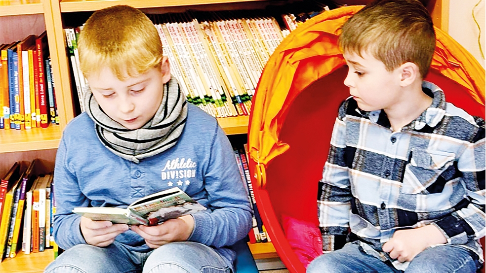 Gemeinsames Lesen mit den »Lese-Kumpel« stärkt die Beziehung zwischen den Altersgruppen.  © Foto: privat