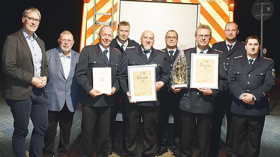 Urkunden zum Abschied aus dem aktiven Dienst oder Jubiläum erhielten in Diele (von links) Alfons Evers, Dennis Bleeker und Kuno Fokken. Zu den Gratulanten gehörten (von links) Bürgermeister Heiko Abbas, Ortsvorsteher Hinrich Sap, Ernst Berends (Kreisfeuerwehr), Stadtbrandmeister Jörg Fisser und Ortsbrandmeister Martin Auen und sein Stellvertreter Matthias Müller.  © Foto: Kuper