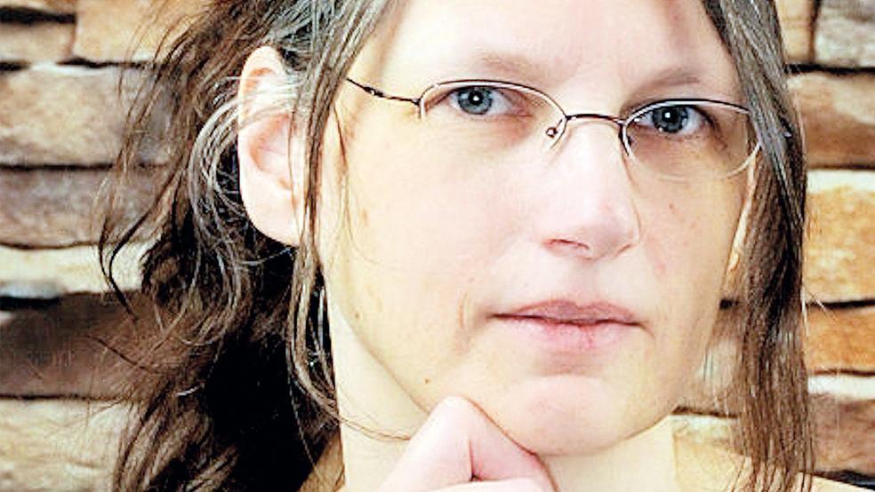 Sonja Zimmer aus Leer wandelt im Rheiderland auf kriminellen Spuren.  © Foto: privat