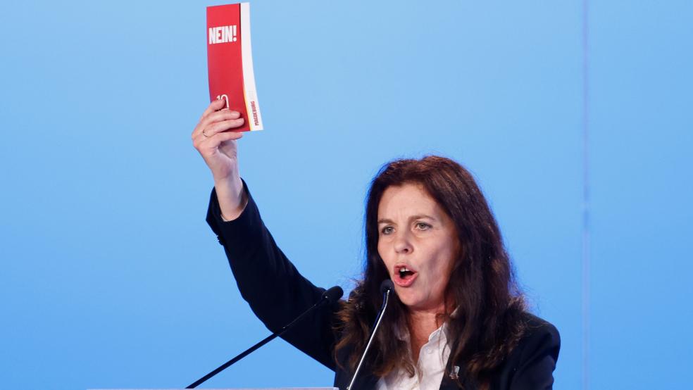 Die AfD-Kreisvorsitzende Anja Arndt hat nach Angaben der Polizei selbst beim Staatsschutz in Emden angerufen und die Idee der Parteitagsabsage aufgebracht. © Koall (dpa)