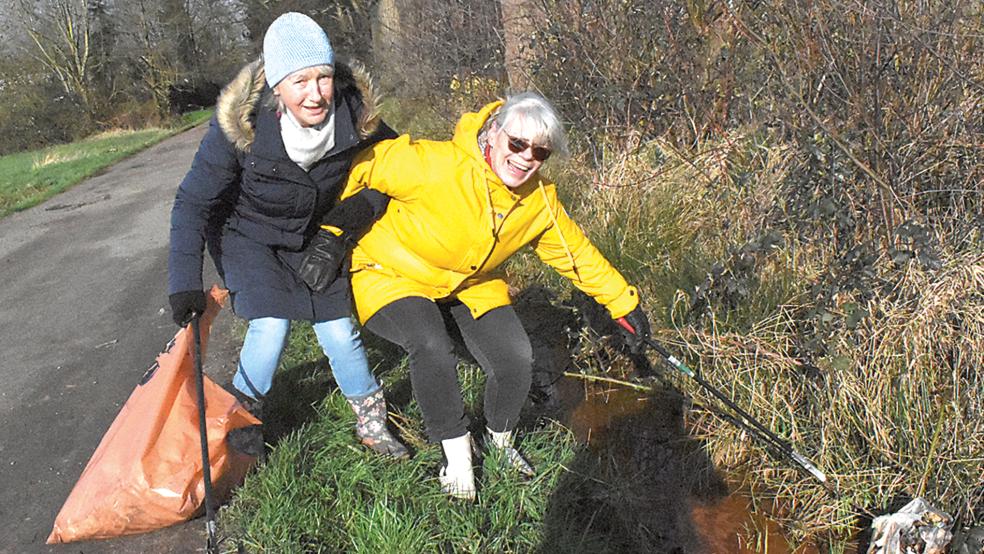 »Wir brauchen längere Arme«, stellten Charlotte Steegen (links) und Beate Ebbe am Vereinsweg Kleiner Bollen in Möhlenwarf fest, wo ein Plastikbeutel trotz Greifzange außerhalb ihrer Reichweite blieb.  © Foto: Kuper