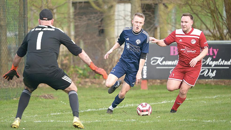 Einmal traf Riepes Lukas Agena gegen Jemgum. Das reichte deshalb nicht, weil Ole Nitters (rechts) mit zwei Toren und Keeper Jens Diddens mit mehreren Paraden viel für den Sieg taten.  © Foto: Zuidema