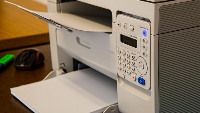 Drucker in Tankstelle brennt