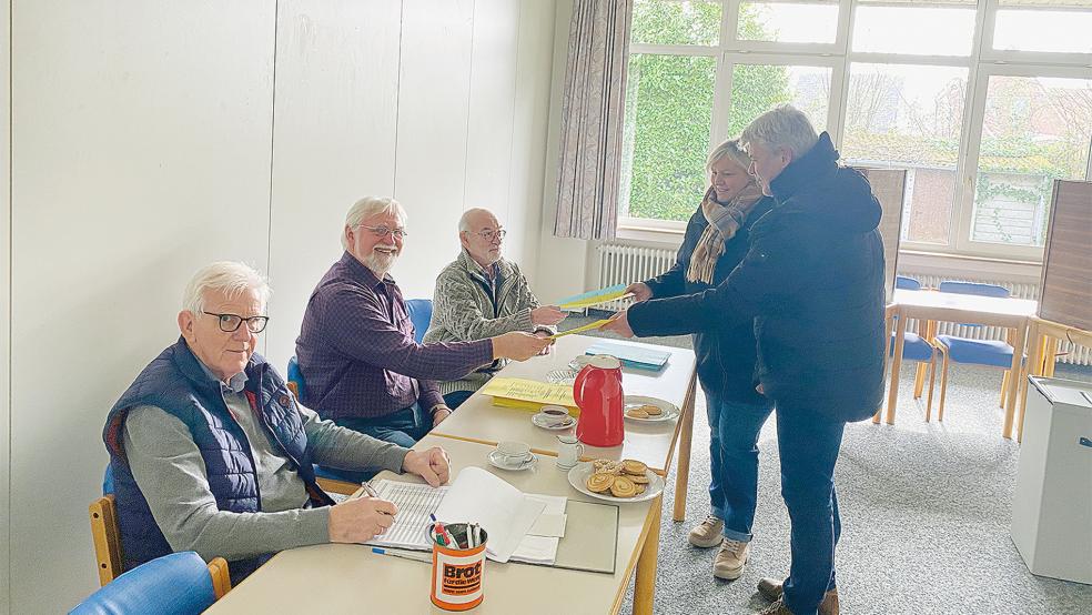 Wie in allen Gemeinden der Evangelisch-reformierten Kirche waren auch in Holthusen am Sonntag die beiden Gremien Gemeindevertretung und Kirchenrat neu zu wählen. Insgesamt konnten dort 1690 Gemeindeglieder ihre Stimmen abgeben. »Die ersten kamen direkt nach dem Gottesdienst«, sagten die Wahlhelfer (von links) Helmut Buntjer, Folkert Winterboer und Uwe Kühne im Gemeindezentrum an der Langen Straße.  © Foto: Kuper
