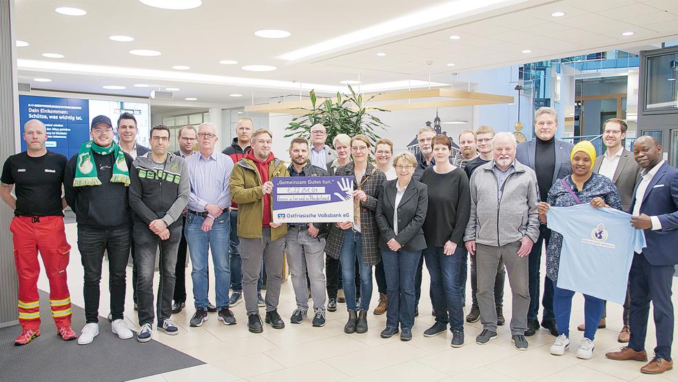 Die Vertreter der Vereine nahmen einen symbolischen Scheck entgegen.  © Foto: OVB