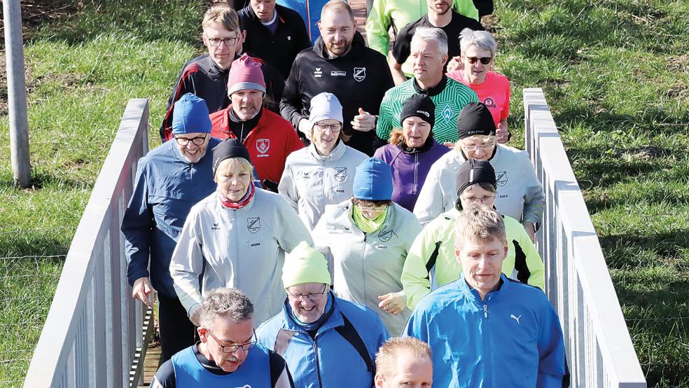 Bei bestem Wetter ging es für die Sportler auf die Laufstrecke in Richtung Midlum.  © Foto: Ammermann