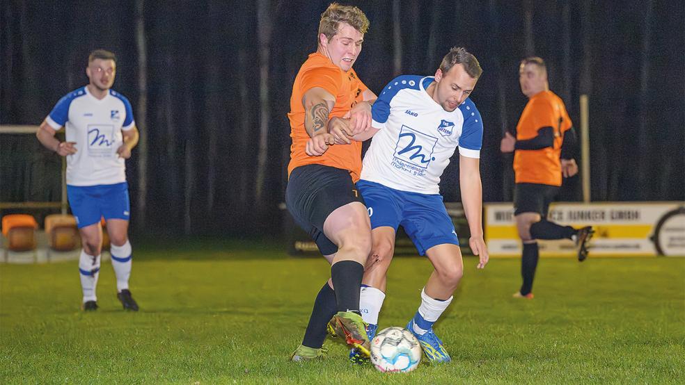 Nico Kronberg (oranges Trikot) bearbeitet hier Deterns Alexander Gentschew.  © Foto: Bruins