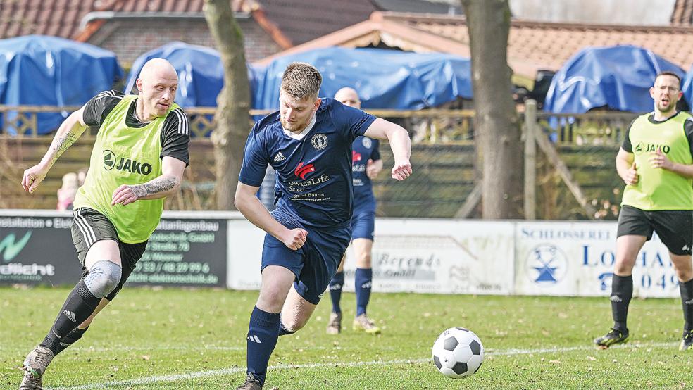 Pascal Boekhoff (rechts) und die Möhlenwarfer Reserve bezwangen die SG-Reserve aus Burlage und Klostermoor mit 2:1. Für die Gäste war es die erste Saisonniederlage.  © Foto: Bruins