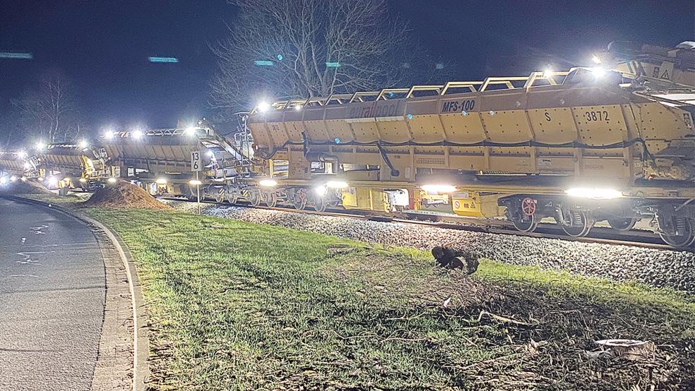 Strahlende und lärmende Erscheinung: Der Schotterreinigungs-Zug am späten Samstagabend an der Ladestraße in Bunde.  © Foto: Hanken