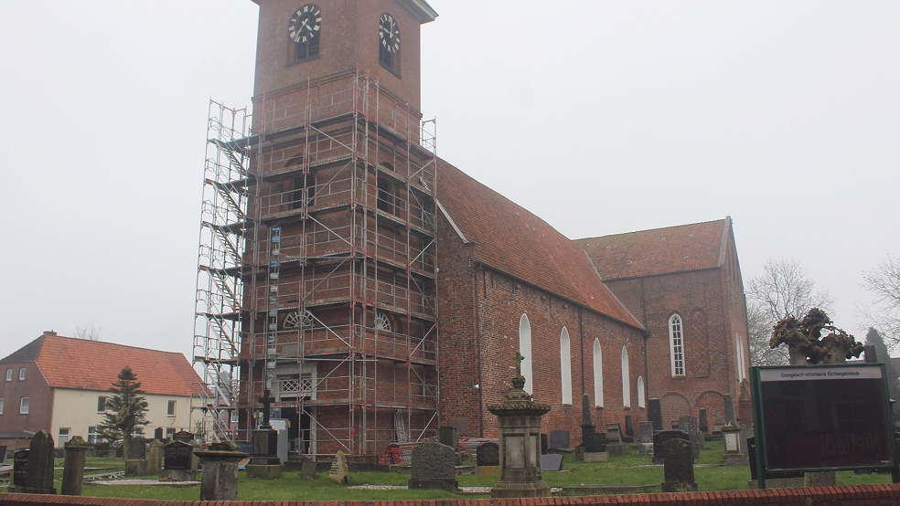 Die Gerüste deuten es an: Der Kirchturm der reformierten Kirche in Bunde wird saniert. Das Hauptprojekt ist die Reparatur der Kirchturmuhr, deren Uhrwerk von außen ausgebaut werden muss.  © Foto: Berents