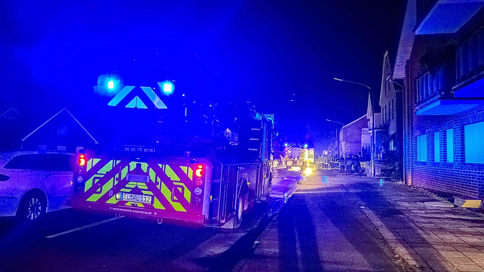 28 Feuerwehrleute waren in der Nacht bei der Bekämpfung eines Wohnungsbrandes in Papenburg im Einsatz. © Feuerwehr