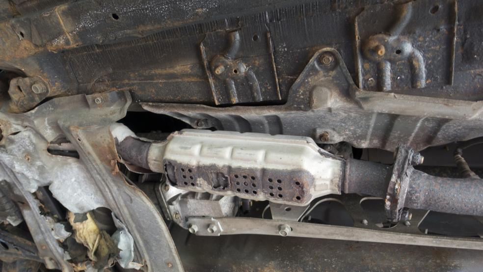 Den Katalysator, hier ein Symbolbild, von der Auspuffanlage seines VW Golf abgetrennt hatte ein 19-jähriger Moormerländer. Jetzt muss er ein Bußgeld zahlen. © Pixabay