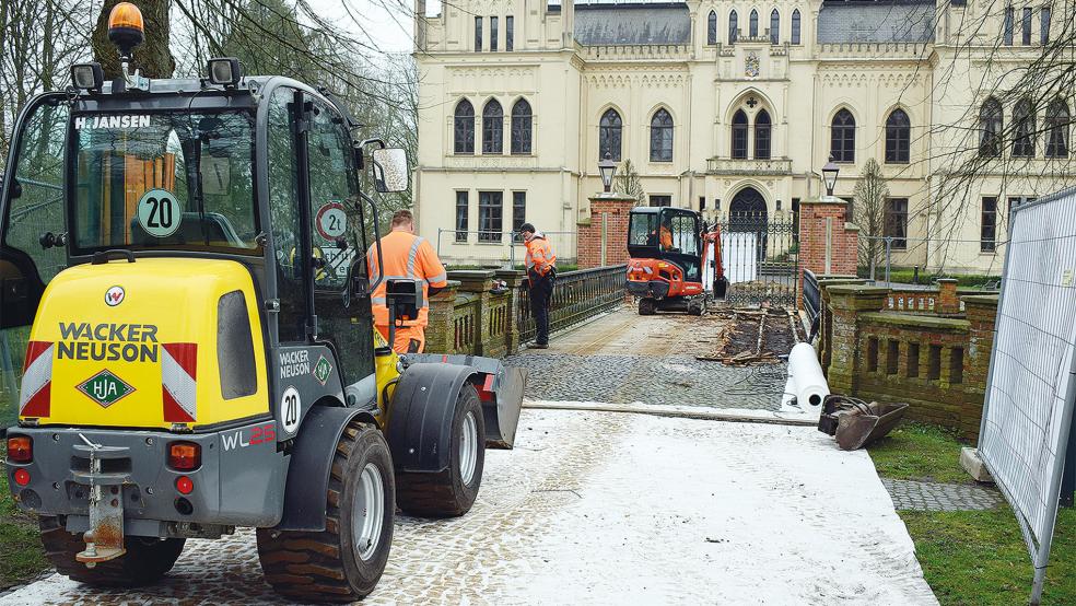 Die Arbeiten zur Sanierung und Verstärkung der Brücke zum Schloss Evenburg sind angelaufen.  © Foto: Landkreis Leer