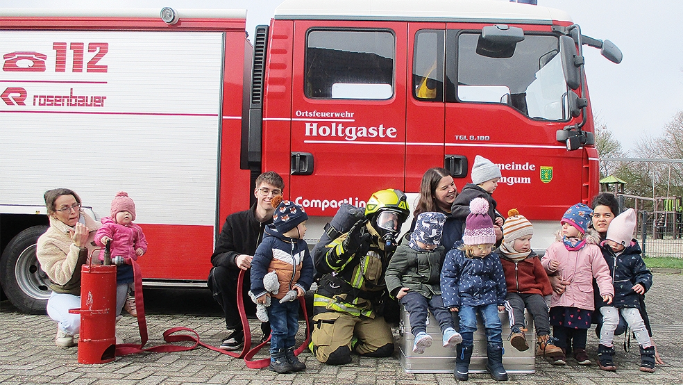 Auch Brandschutzerzieher der Feuerwehr waren bei den Krippenkindern zu Gast.  © Fotos: Freundeskreis Kindergarten Niederrheiderland