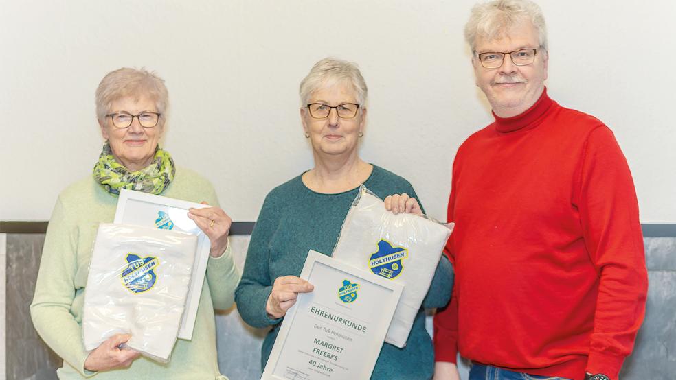 Annamaria Sebens (von links) und Magret Freerks wurden vom 1. Vorsitzenden des TuS, Gerald Jungeblut, für ihre langjährigen Mitgliedschaften im Verein geehrt.  © Foto: privat