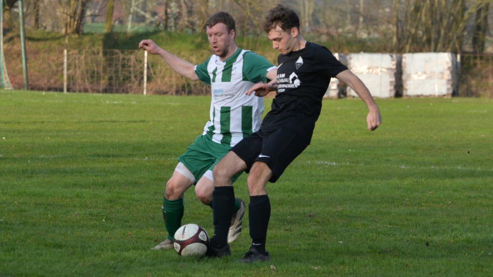 Malte Eden (rechts, hier im Zweikampf mit Thomas Klinkenborg) hätte nicht gegen Stapelmoor auflaufen dürfen. © Foto: Born