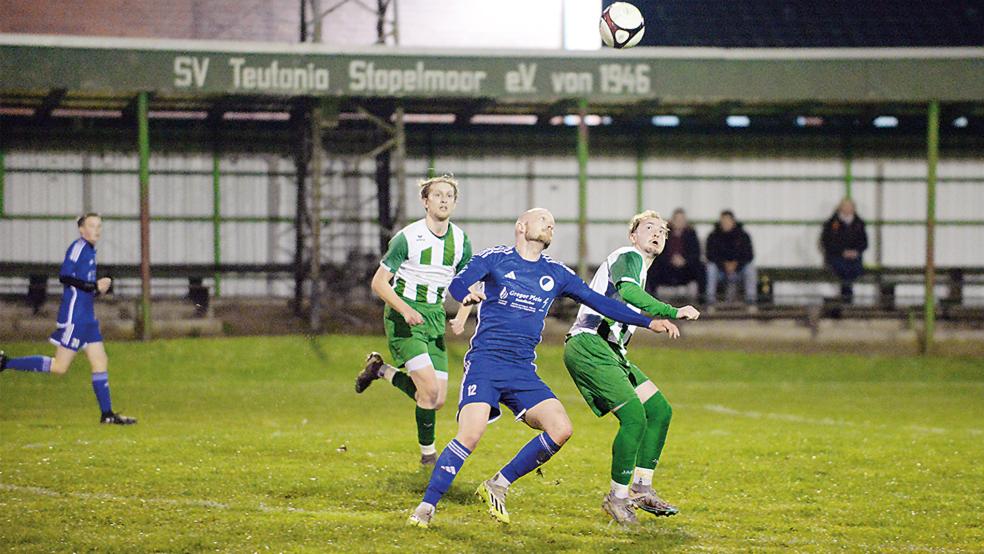 Tim Bosma (rechts) holte den Elfmeter zum 1:0 heraus. In dieser Szene kämpft er mit Filsums Christopher Theus um den Ball.  © Foto: Born