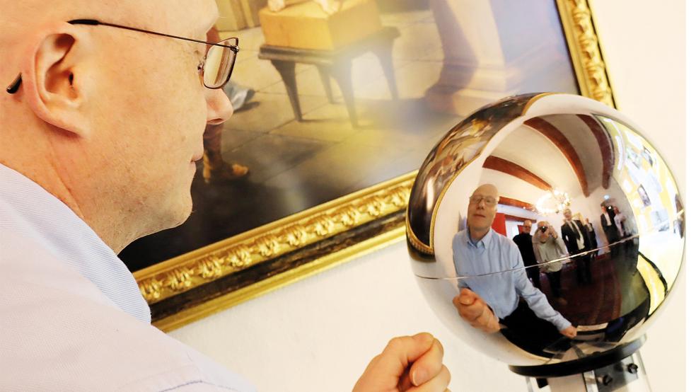 Historiker Tobias Deterding hat die Ausstellung zum Thema Elektrizität entwickelt.  © Foto: Ammermann