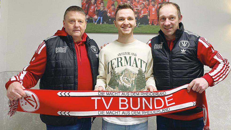 Abteilungsleiter Bernhard Lübbers (von rechts) präsentierte Zugang Artjom Voronin gemeinsam mit Andreas Stock.  © Foto: privat