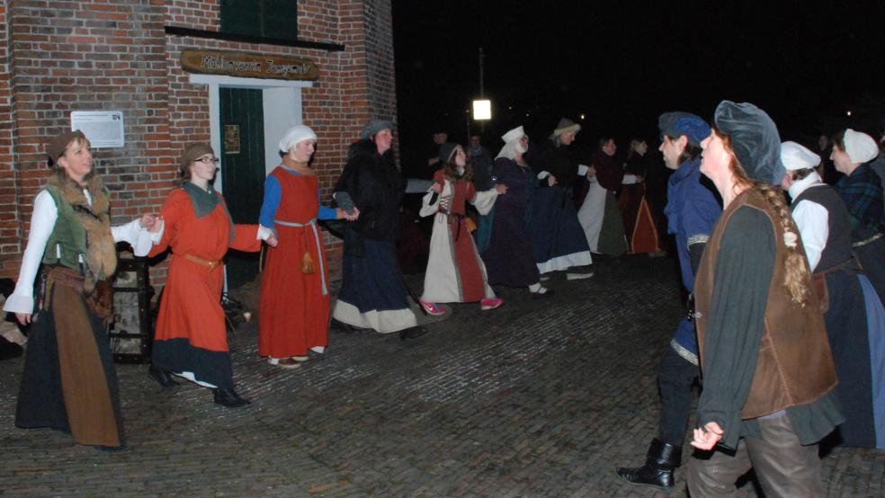 Zur Romantik-Tour durch Jemgum bittet am Samstag wieder der Nachtwächter. © Kuper (Archiv)