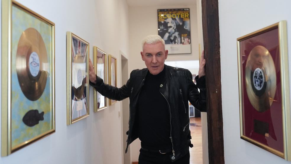 Der aus Leer stammende Hans Peter Geerdes, bekannt als H.P. Baxxter, in seinem Musikstudio in Hamburg. © Brandt (dpa)