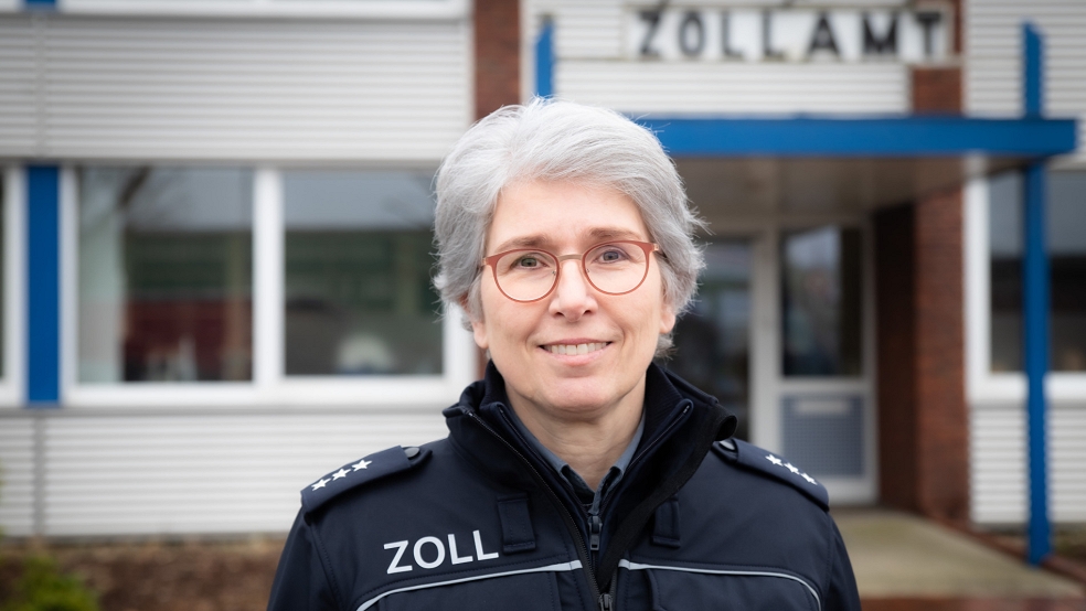 Maria Vinke ist bereits seit 2005 beim Zollamt Papenburg tätig. © Zoll
