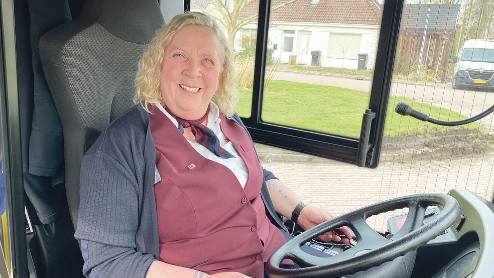 Mit Herz und Humor unterwegs auf Ostfrieslands Straßen: Christa Müller ist Busfahrerin mit Leib und Seele - und das seit rund 25 Jahren.  © Fotos: Hanken