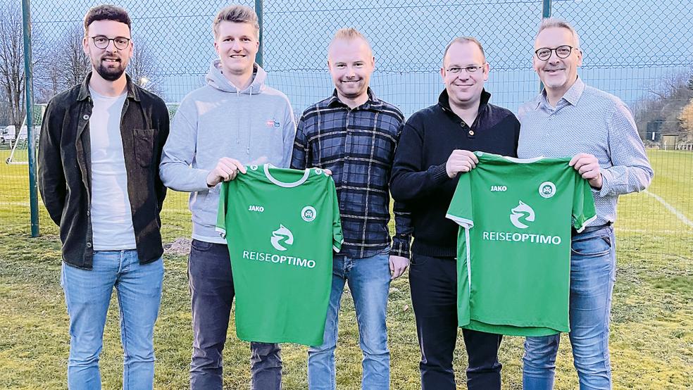 Lars Kielmann (von links), 2. Vorsitzender des VfR Heisfelde, und Fußballobmann Helge Schmidt präsentieren das neue Trainer-Duo Niclas Nagel und Matthias Schmidt gemeinsam mit dem 1. Vorsitzenden, Thomas Bruns.  © Foto: privat