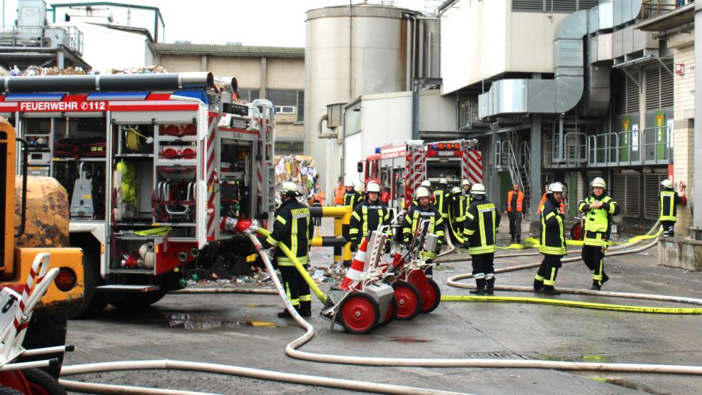 Auf dem Gelände der Klingele Papierfabrik übten 82 Feuerwehrleute den Ernstfall. © Foto: Rand/Feuerwehr