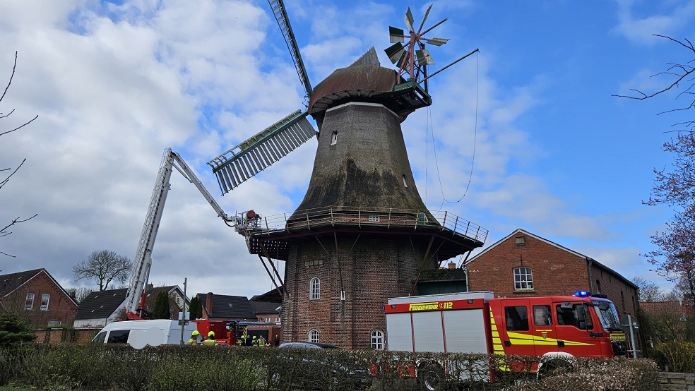 Die Feuerwehr half dem Rettungsdienst dabei, den Verletzten aus der Jemgumer Mühle zu befreien. © Foto: Stahlhut/Feuerwehr