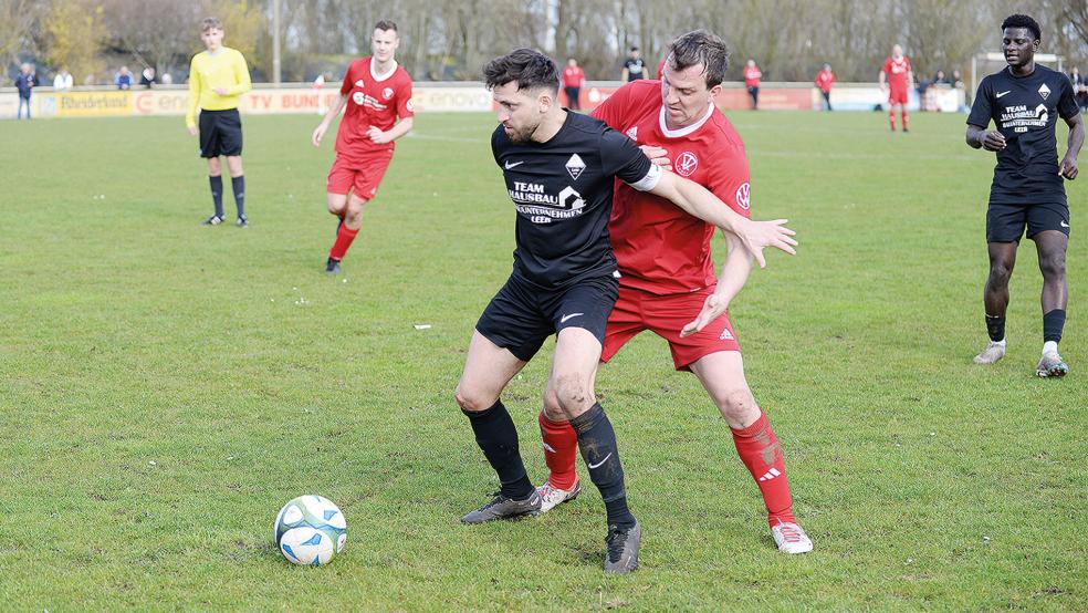 Adnan Zeneli (schwarzes Trikot) und Volker Wirtjes kämpften in dieser Szene fair um den Ball. Das Spiel an sich brachte allerdings viele kleine Fouls und Provokationen mit sich, die dazu führten, dass es nach dem Ende hoch herging.  © Foto: Born