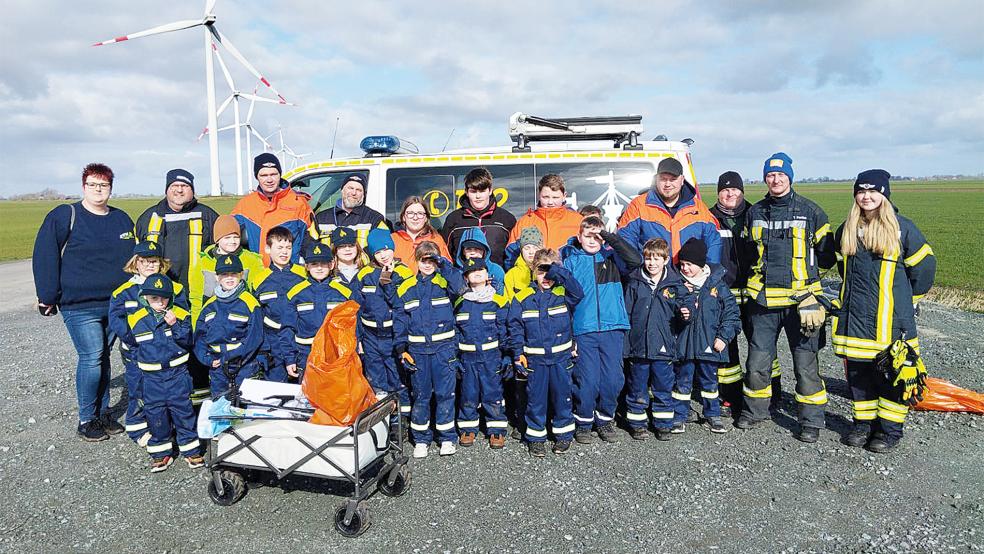 Natur und sozialen Zusammenhalt pflegen: Die Kinder- und Jugendfeuerwehr sammelte am Umwelttag Müll am Ortsrand von Bunde.  © Foto: Janssen