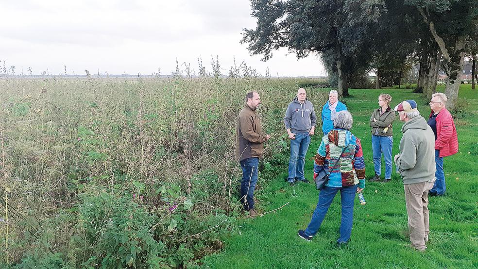 Im vergangenen Herbst informierte der damalige LNV-Vorsitzende Georg Penon (links) die Blühstreifenpaten über die Probleme durch die Agrarverordnung.  © Archivfoto: Berents