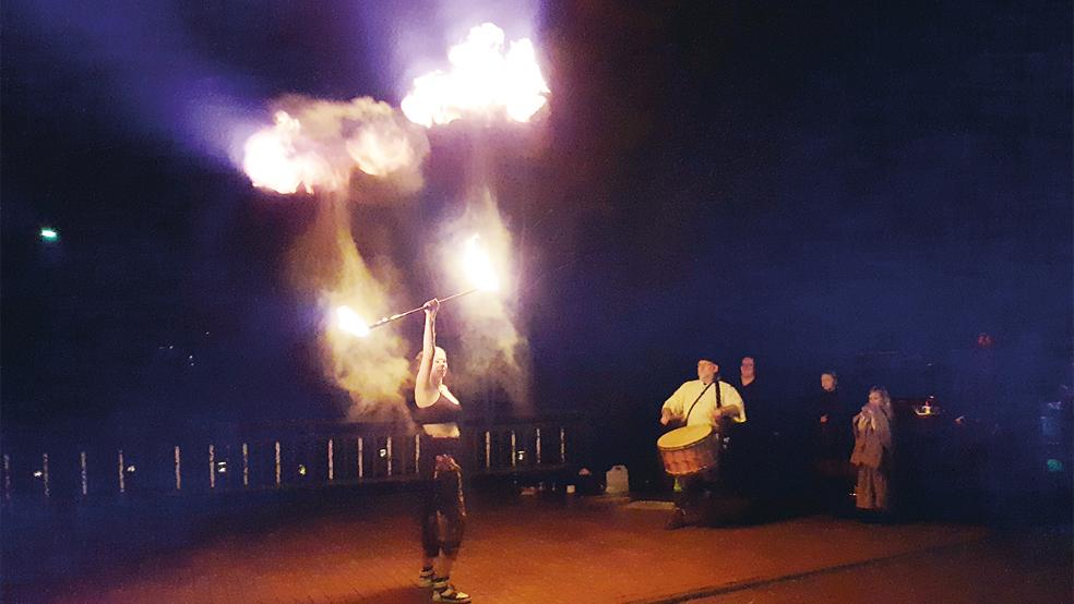 Leona Büscher aus Jemgum begeisterte zum Abschluss mit ihrer Feuershow.  © Fotos: Berents