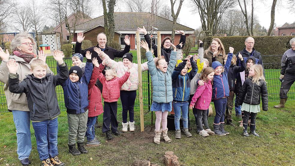 Die Schüler der Grundschule (Foto links) und des Kindergartens Dollart freuten sich über die neuen Obstbäume, die von den »Baumläufern« gepflanzt wurden.  © Fotos: Berents