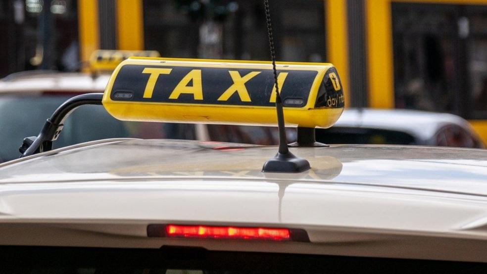 Mit einem Taxi (Beispielbild) ließen sich zwei Männer im Landkreis Leer herumfahren - und zahlten am Ende die Zeche nicht.  © pixabay
