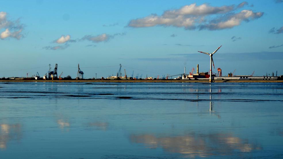 Die Außenemsvertiefung soll die Erreichbarkeit des Emder Hafens verbessern. © Hanken (Archiv)