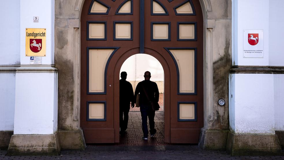 Der 35-jährige Angeklagte muss wegen Vergewaltigung sechseinhalb Jahre ins Gefängnis. Dieses Urteil sprach das Landgericht Aurich aus.  © Foto: dpa