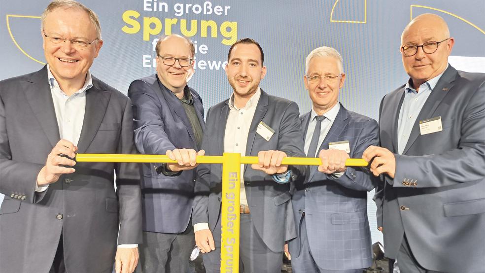 Symbolische Zeremonie im Festzelt auf dem Gelände der EWE Gasspeicher GmbH (von links): Niedersachsens Ministerpräsident Stephan Weil, Landesenergieminister Christian Meyer, Landtagsabgeordneter Nico Bloem, Landrat Matthias Groote und Jemgums Bürgermeister Hans-Peter Heikens freuen sich über die Inbetriebnahme der »Zukunftsleitung«.  © Foto: Szyska