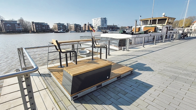 Stadt Leer stellt mobile Möbel am Freizeithafen auf