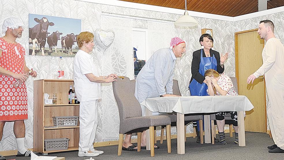 Die Blamage ist groß - der Trubel ebenfalls. Die Braut ist in besseren Umständen, doch wer ist nur der Vater? Auf der Bühne des Dörphuus in Möhlenwarf ging es hoch her.  © Fotos: Wolters