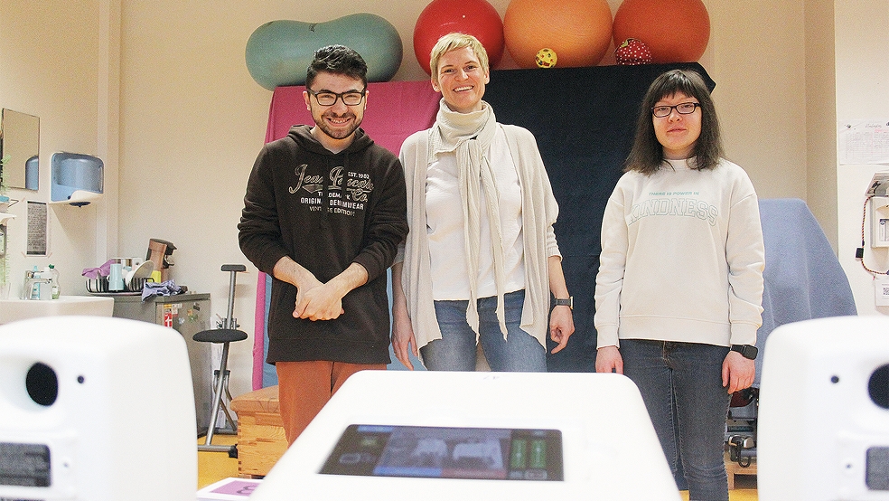 Die Schüler Morad Amad und Nastya Appeldorn testeten mit ihrer Lehrerin Ruth Schwarte den »Motion Composer« aus.  © Foto: Busemann